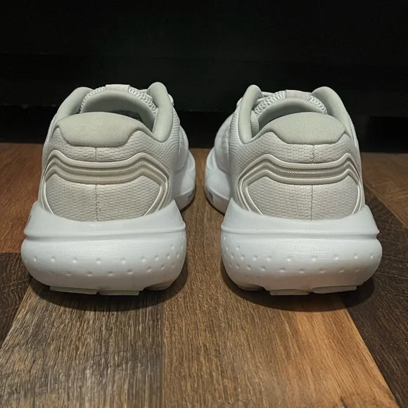 EUC Women’s Brooks Glycerin Cream and White Size 9 - Picture 7 of 13